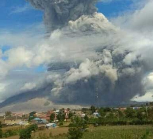  Gunung Sinabung di Kabupaten Karo, Sumatera Utara, kembali erupsi, Senin (10/8). Foto: Istimewa