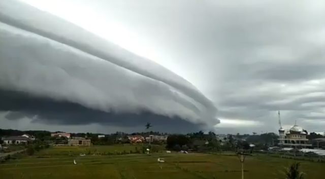 Awan menyerupai gelombang tsunami.  Foto: Twitter/@SmasMv12