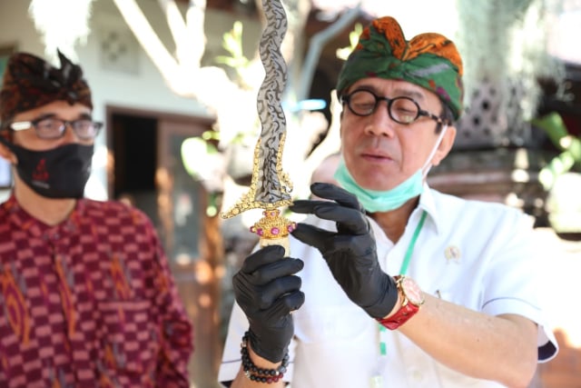 Menkumham Yasonna Laoly mengunjungi sentra pelestari budaya keris, Prapen Wesiaji di Bali. (Foto: Kemenkumham)