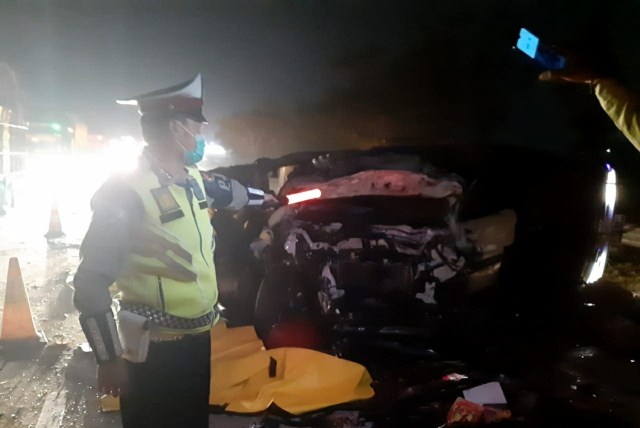 Petugas menunjukkan kondisi kendaraan yang rusak berat akibat mengalami kecelakaan di Tol Cipali. (Istimewa)