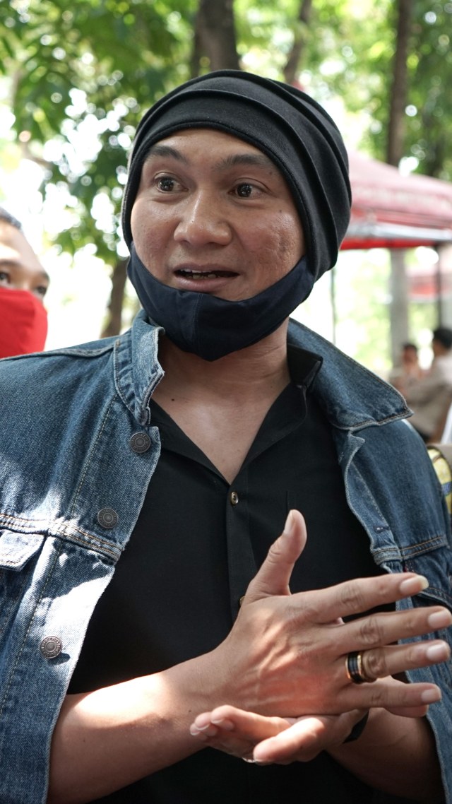 Musisi Anji saat mendatangi Polda Metro Jaya, Jakarta, Senin (10/8). Foto: Ronny