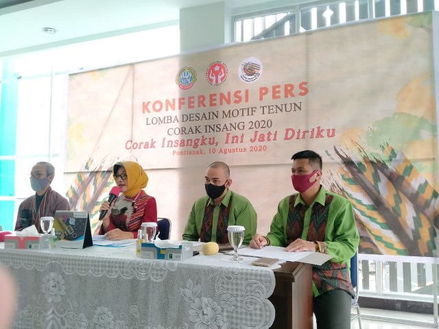 Dekranasda Kota Pontianak menggelar konferensi pers terkait lomba desain motif tenun corak insang. Foto: Lydia Salsabilla/Hi!Pontianak