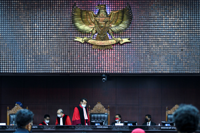 Sejumlah hakim konstitusi bersiap mengikuti sidang lanjutan uji materi Undang-Undang Nomor 18 Tahun 2017 tentang Perlindungan Pekerja Migran Indonesia di ruang sidang pleno Gedung Mahkamah Konstitusi (MK), Jakarta, Senin (10/8). Foto: M Risyal Hidayat/ANTARA FOTO