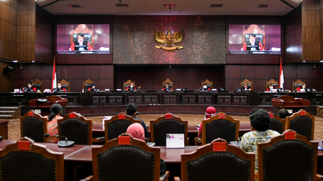 Suasana jalannya sidang lanjutan uji materi Undang-Undang Nomor 18 Tahun 2017 tentang Perlindungan Pekerja Migran Indonesia di ruang sidang pleno Gedung Mahkamah Konstitusi (MK), Jakarta, Senin (10/8). Foto: M Risyal Hidayat/ANTARA FOTO