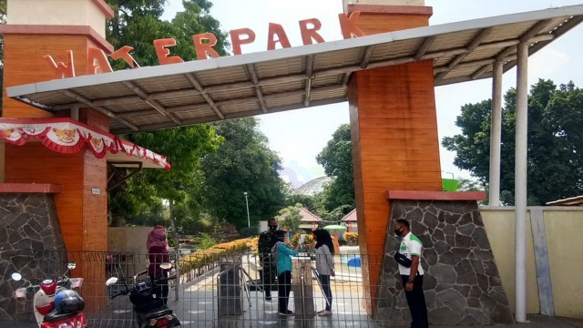 Suasana Wahana Wisata Air Dander Water Park, di Desa Dander Kecamatan Dander, yang telah dilakukan tahap uji coba. Senin (10/08/2020)