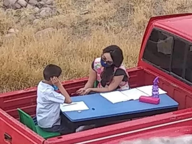 Guru yang mengajari anak berkebutuhan khusus di atas mobil miliknya. Sumber Foto: twitter.com/akkitwts