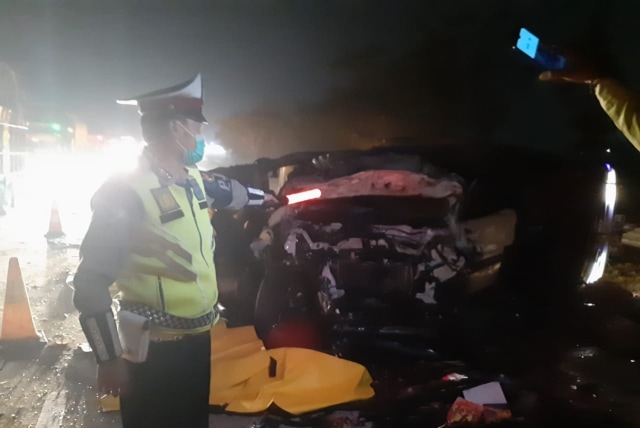 Polisi menunjukkan kondisi mobil Toyota Rush yang terlibat kecelakaan di Tol Cipali. (Ciremaitoday)