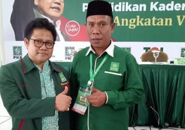 Ketua DPC PKB Halbar terpilih, Hasan Idris, saat foto bersama dengan Ketua Umur DPP PKB, Muhaimin Iskandar. Foto: istimewa