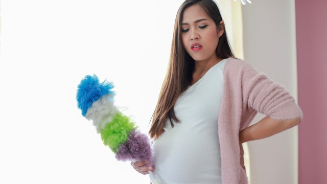 Ilustrasi ibu hamil membersihkan rumah. Foto: Shutter Stock