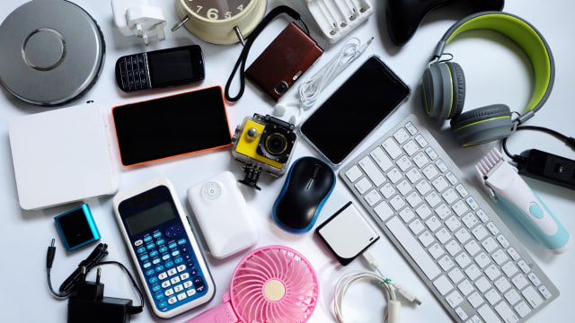 Ilustrasi barang elektronik yang sudah tidak terpakai di rumah. Foto: Shutter Stock