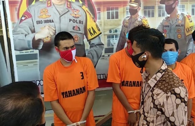 Pelaku Suharianto saat diamankan petugas kepolisian. (foto: istimewa)