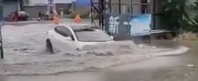 Mobil Listrik Tesla Model 3 terjang banjir di Cina. Foto: dok. Istimewa