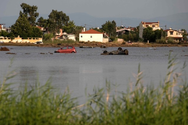 Kerusakan akibat badai dan banjir di desa Politika, di pulau Evia, Athena, Yunani. Foto: AP Photo/Yorgos Karahalis