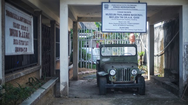 Foto Melihat Koleksi Sejarah Museum Dr Ak Gani Palembang