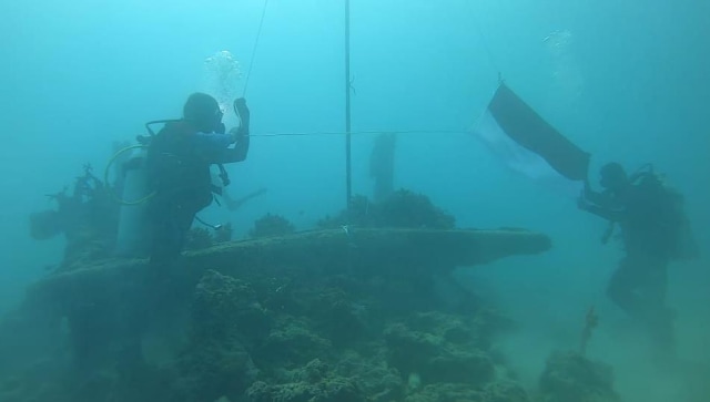 Bendera Merah Puth berkibar di dasr laut Pantai Water Basis Biak. (Dok Polda Papua)