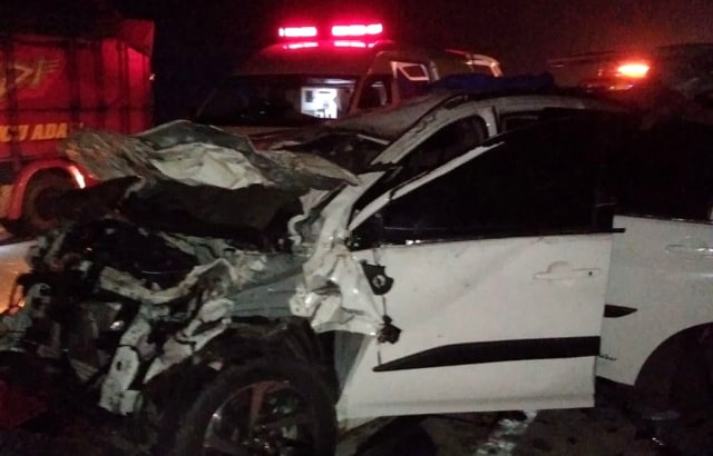 Kondisi mobil Toyota Rush yang rusak parah setelah terlibat kecelakaan dengan microbus elf di Tol Cipali, Senin (10/8/2020) dini hari. (Istimewa)