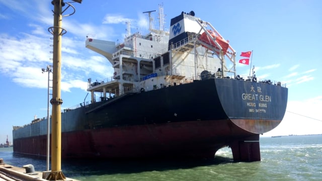 MV Great Glen, kapal curah raksasa yang bersandar di dermaga Terminal Teluk Lamong. Foto: Pelindo III