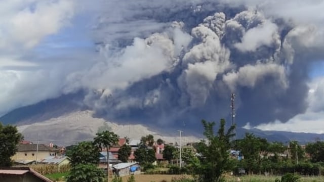 Sinabung saat erupsi Senin (10/8). Foto: Dok. Istimewa