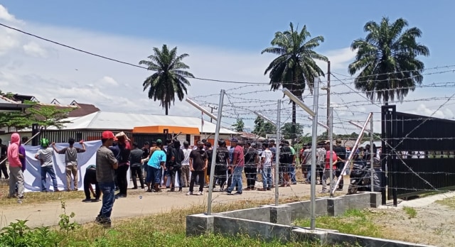 Sekelompok masyarakat melakukan aksi unjuk rasa di depan kantor sementara PT. Nusa Dua Bekala pada Senin (10/8)
