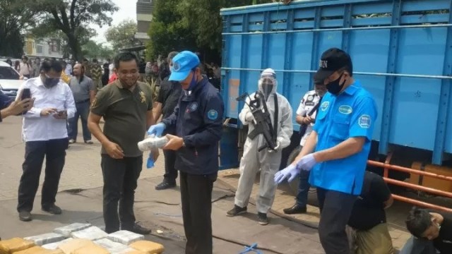 Foto: BNN Gagalkan Penyelundupan 410 Kg Ganja di Bekasi (7636)