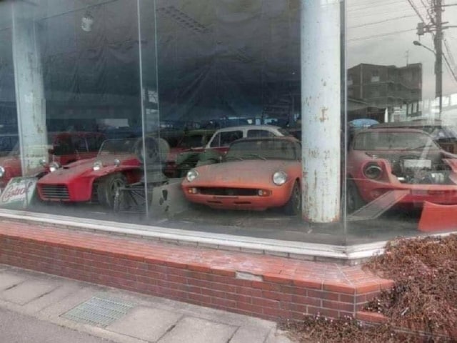 Selama 46 Tahun, Puluhan Mobil Baru Toyota Ini Tak Pernah Keluar Showroom (4017)