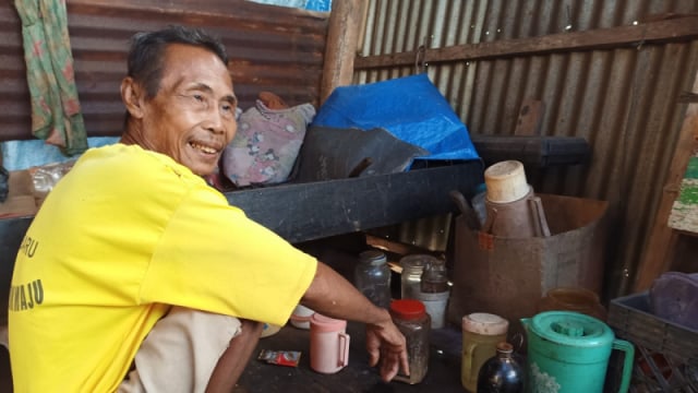 Musa (56), paruh baya penderita katarak di Desa Kabetan, Kecamatan Ogodeide, Kabupaten Tolitoli, Sulawesi Tengah, yang bertahan hidup seorang diri dari hasil kelapa jatuh. Foto: Moh Sabran/PaluPoso