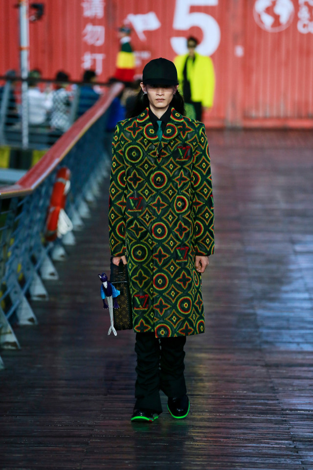 Kontroversi dan Urgensi Bisnis di Koleksi Busana Pria Terbaru Louis Vuitton (217888)