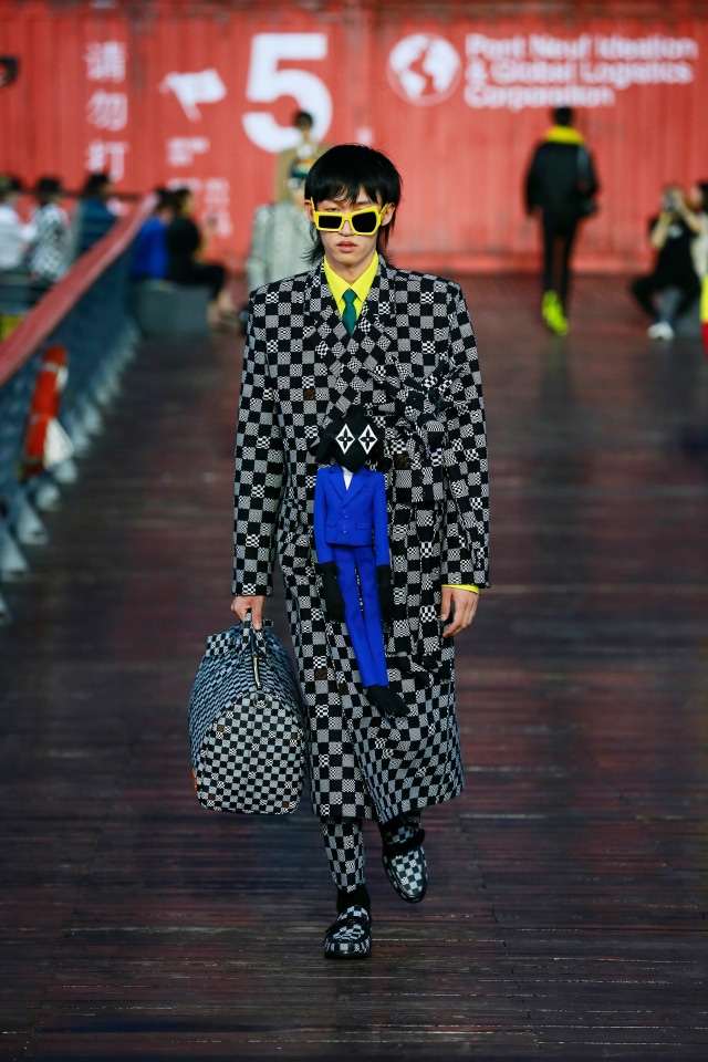 Kontroversi dan Urgensi Bisnis di Koleksi Busana Pria Terbaru Louis Vuitton (217889)