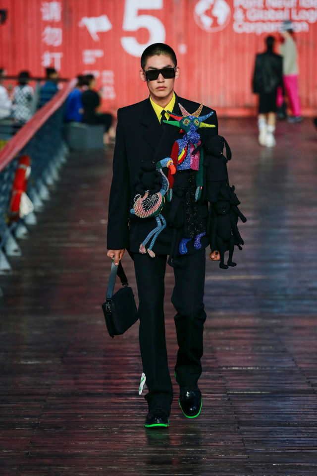 Kontroversi dan Urgensi Bisnis di Koleksi Busana Pria Terbaru Louis Vuitton (217886)