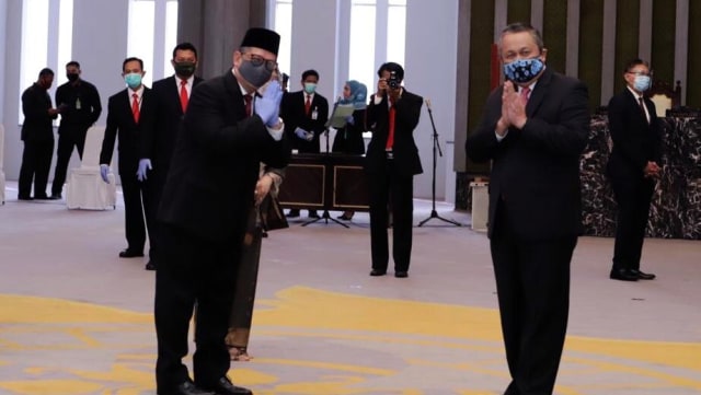 Pelantikan Deputi Gubernur BI, Doni P Joewono di Mahkamah Agung, Jakarta, Selasa (11/8). Foto: Departemen Komunikasi BI