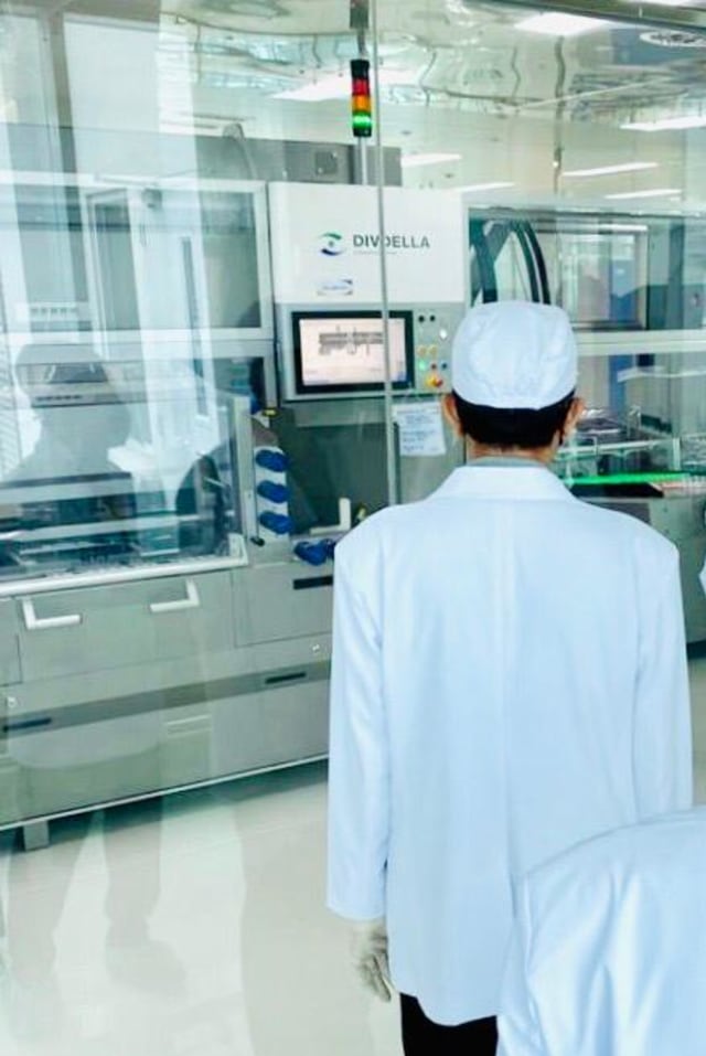 Presiden Joko Widodo meninjau fasilitas produksi dan pengemasan Vaksin COVID-19 di PT Bio Farma (Persero) Bandung, Jawa Barat, Selasa (11/8). Foto: Biro Pers Media dan Informasi Sekretariat Presiden
