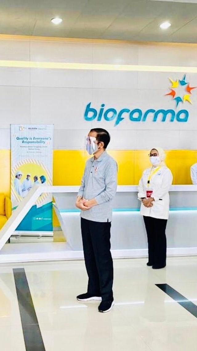 Presiden Joko Widodo (kiri) meninjau fasilitas produksi dan pengemasan Vaksin COVID-19 di PT Bio Farma (Persero) Bandung, Jawa Barat, Selasa (11/8). Foto: Biro Pers Media dan Informasi Sekretariat Presiden