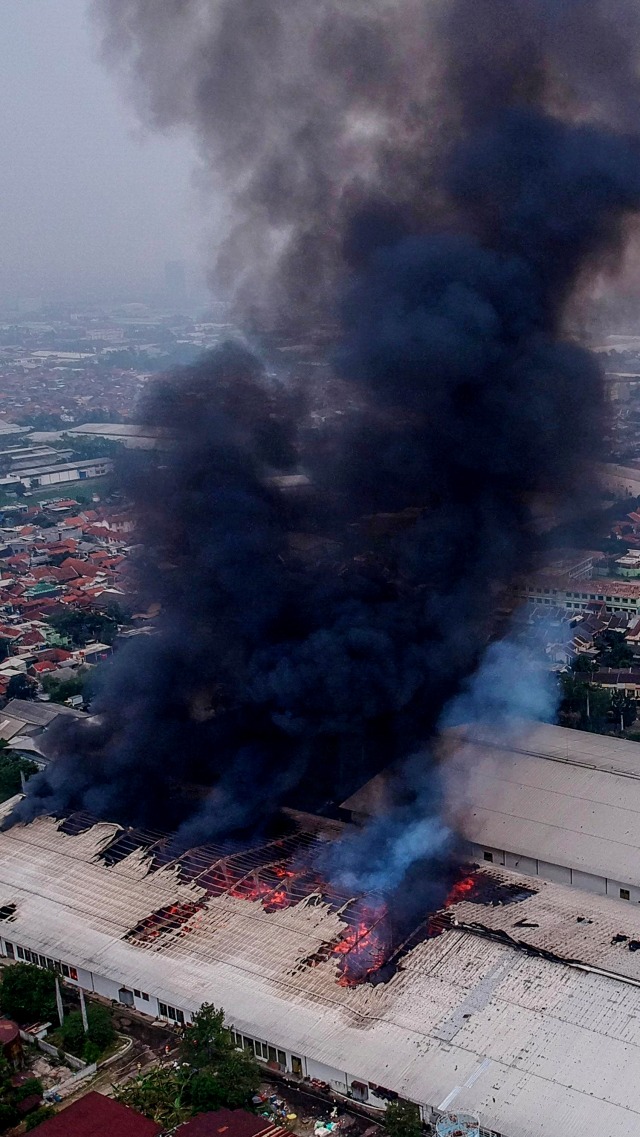 Foto udara gudang pabrik kapas yang terbakar di Cipadung, Bandung, Jawa Barat, Selasa (11/8). Foto: Raisan Al Farisi/ANTARA FOTO
