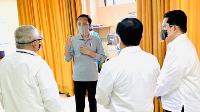 Presiden Joko Widodo meninjau pelaksanaan Uji Klinis Tahap III Vaksin COVID- 19 di Gedung Eyckman, Bandung, Jawa Barat, Selasa (11/8). Foto: Biro Pers Sekretariat Presiden