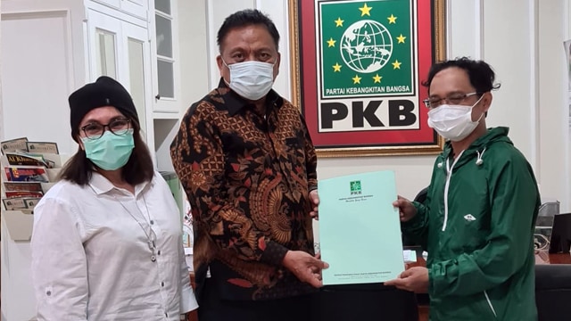 Calon Petahan Gubernur Sulut, Olly Dondokambey menerima SK dukungan dari Partai Kebangkitan Bangsa (PKB) 