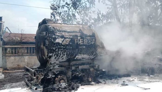 Truk tangki pengangkut bahan bakar minyak (BBM) terbakar. Foto: Istimewa