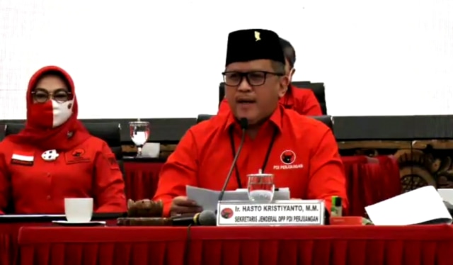 Sekjen DPP PDIP Hasto Kristiyanto memberikan keterangan Pers terkait Pengumuman tahap ke-III Cakada PDIP. Foto: PDIP