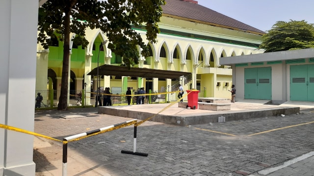 Polisi olah TKP benda mencurigakan yang ditemukan di loker Masjid UNY, di Kabupaten Sleman, DI Yogyakarta. Foto: Arfiansyah Panji Purnandaru/kumparan