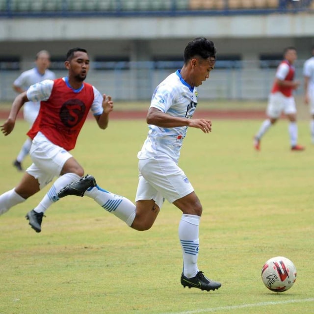 Sejumlah pesepak bola Persib Bandung menyelesaikan porsi latihan di Stadion GBLA, Bandung, Jawa Barat, Selasa (11/8/2020). Foto: Instagram: Official Account of PERSIB
