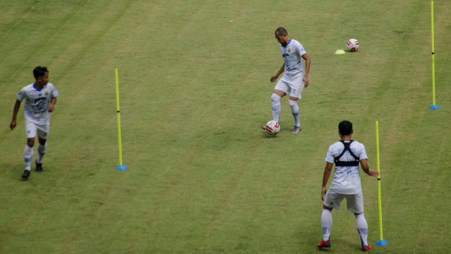 Sejumlah pesepak bola Persib Bandung menyelesaikan porsi latihan di Stadion GBLA, Bandung, Jawa Barat, Selasa (11/8/2020). Foto: NOVRIAN ARBI/ANTARA FOTO