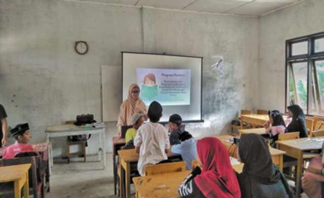 Mahasiswa KKN Undip Sedang Presentasi Mengenai Stres Akademik Siswa Desa Pasar, Aceh Singkil