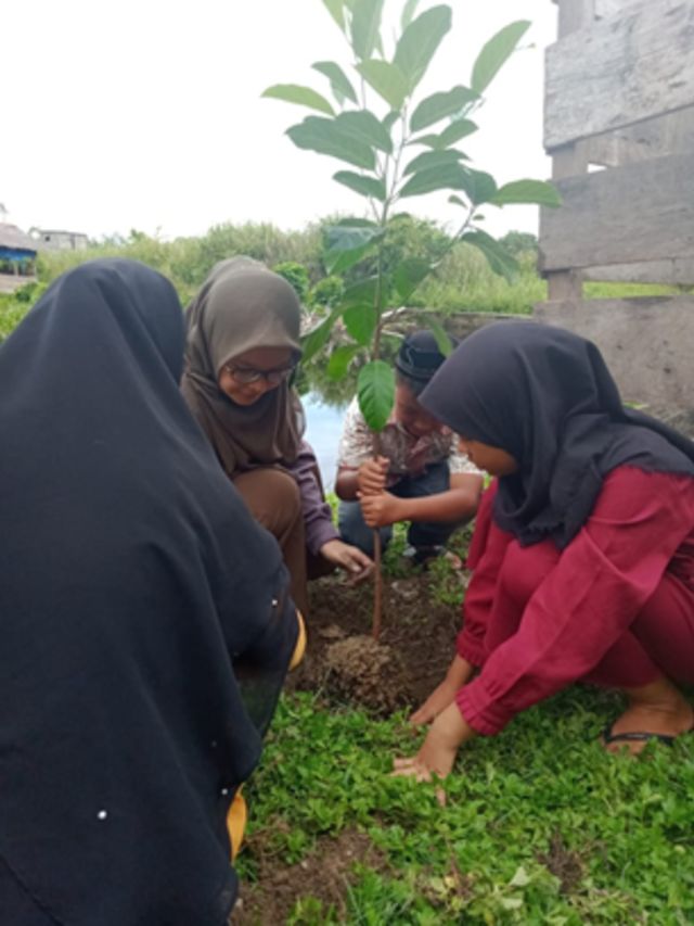 Penanaman Bibit Pohon Bersama Pelajar Setempat