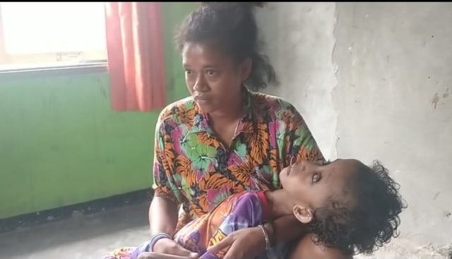 Sampari digendung salah satu keluarganya. Foto: Istimewa