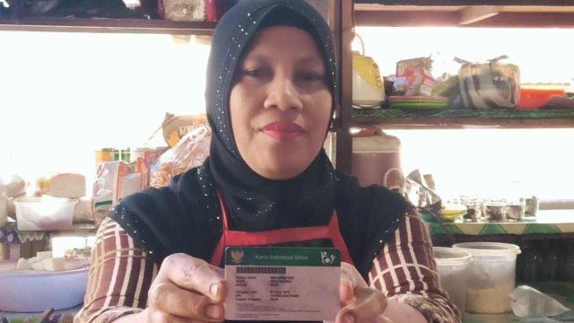 Desi Ainora (46), warga Kelurahan Ibuh Kecamatan Payakumbuh Barat, Sumatera Barat, sehari-hari mencari nafkah dengan menjual sarapan pagi di pasar tradisional Ibuh. 
 Foto: Dok. BPJS Kesehatan