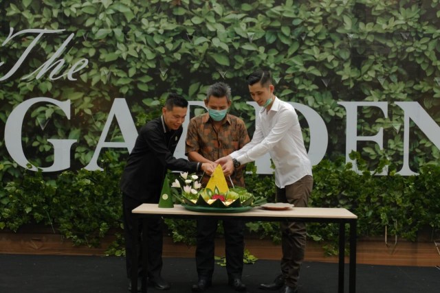 Pemotongan tumpeng dalam acara grand opening The Gardens. Foto: Dok Istimewa
