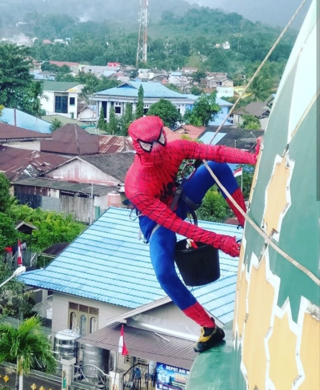 Viral spiderman di Kotabaru, Kalimantan Selatan, bersih-bersih menara masjid demi menyambut Hari Kemerdekaan Republik Indonesia. (Foto: Instagram/@disparpora.kotabaru)