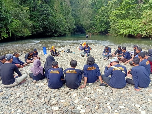 Kepala Dispbudpar Halmahera Tengah, Husain Ali saat berbagi pengetahuan tentang Gua Bokimaruru, kepada peserta pelatihan. Foto: Istimewa