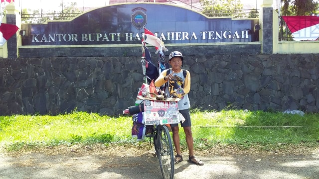 Bejo dengan sepeda ontelnya, sampai di Halmahera Tengah. Foto: Ril