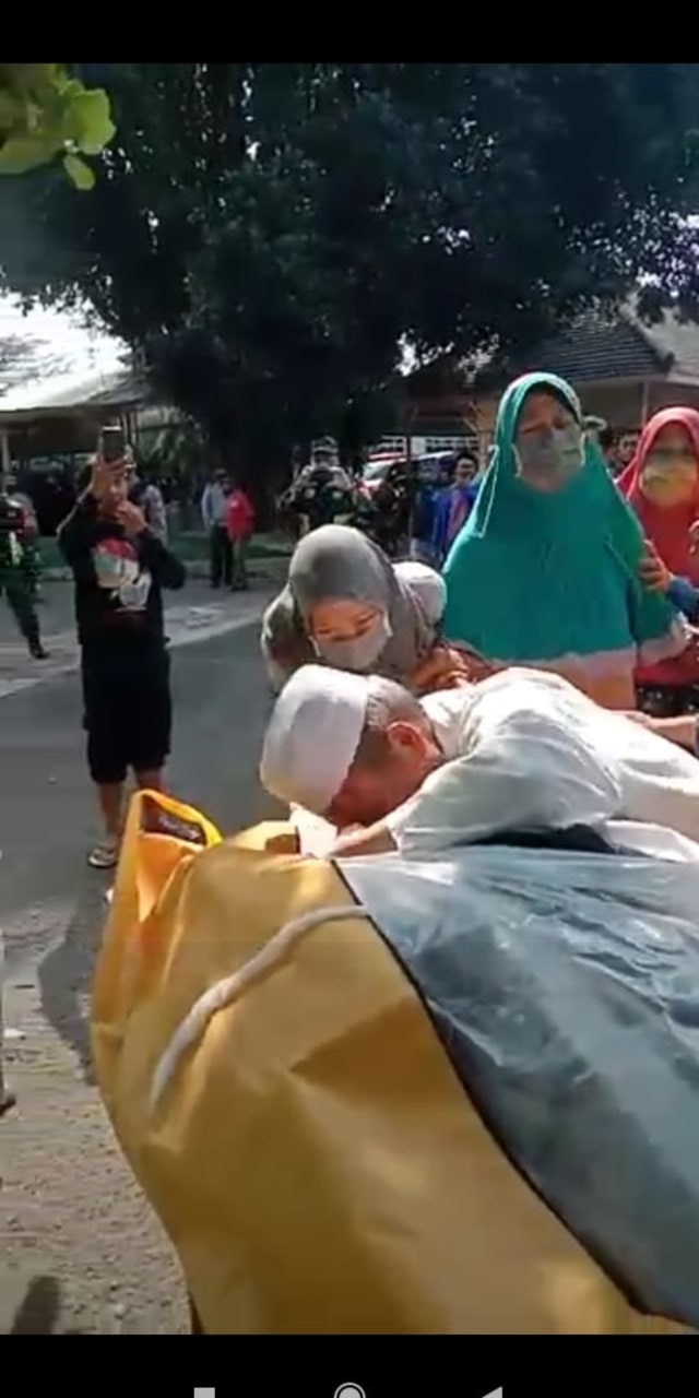 Tangkapan layar video viral aksi perebutan jenazah PDP COVID-19, di RST Supraoen, Kota Malang.
