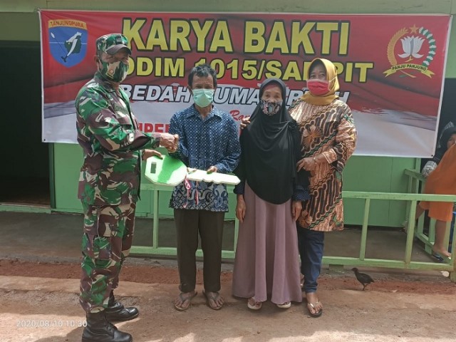 RUMAH - Dandim 1015/Spt Letkol Czi Ahmad Safari, menyerahkan hasil bedah Rumah Karya Bakti Kodim 1015 / Sampit kepada pemilik Rumah Acil Bulan (56)